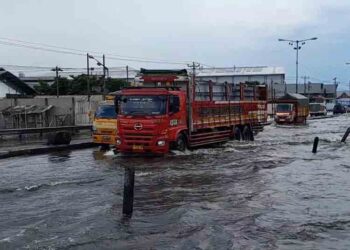 Banjir di Sayung Demak Capai Titik Terparah, Ketinnggian Airnya 60 Cm 4 Banjir di Sayung Demak Capai Titik Terparah, Ketinnggian Airnya 60 Cm