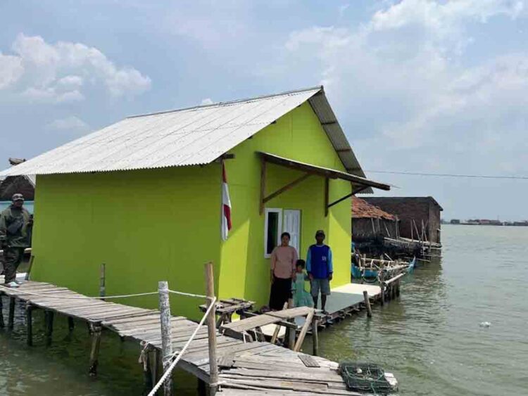 Warga Terdampak Rob di Demak Mulai Tempati Rumah Apung dari Pemprov Jateng