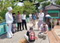 Makam Ki Ageng Selo Grobogan Dikunjungi Wisatawan Asing Belanda dan Swedia 2 Makam Ki Ageng Selo Grobogan Dikunjungi Wisatawan Asing Belanda dan Swedia