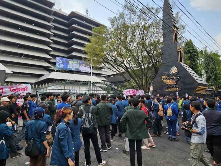 Ratusan Mahasiswa Semarang Minta Evaluasi Kinerja Satu Tahun Prabowo