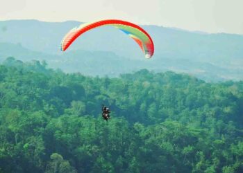 Bupati Kendal Uji Coba Wahana Baru Paralayang di Curug Sewu