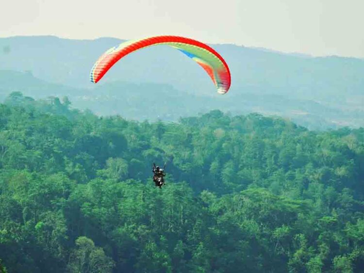Bupati Kendal Uji Coba Wahana Baru Paralayang di Curug Sewu