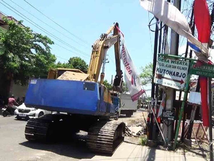 Perbaikan Jalan Kaliwungu Kendal Dimulai, Anggarannya Rp23 Miliar