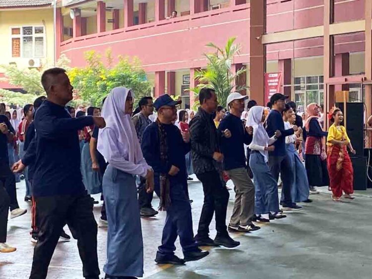 Kunjungi Kudus, Mendikdasmen Abdul Mu'ti Meriahkan Gerakan Pagi Ceria di Sekolah 1 Kunjungi Kudus, Mendikdasmen Abdul Mu’ti Meriahkan Gerakan Pagi Ceria di Sekolah