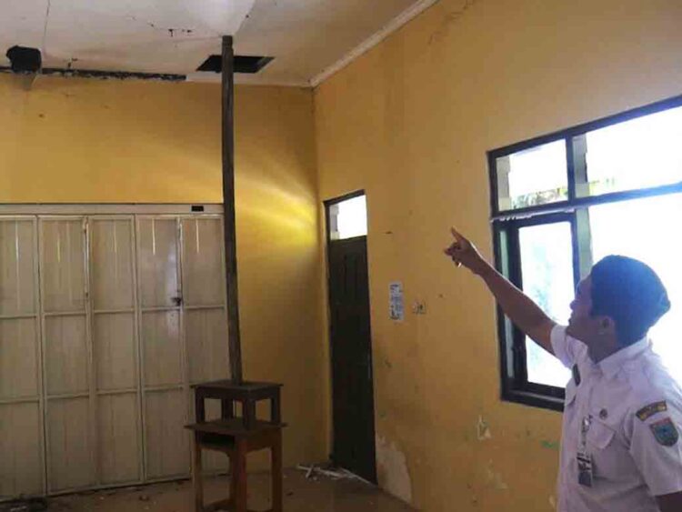 Plafon Atap Kelas Roboh, Sekolah di Kudus Minta Perbaikan Segera 1 Plafon Atap Kelas Roboh, Sekolah di Kudus Minta Perbaikan Segera