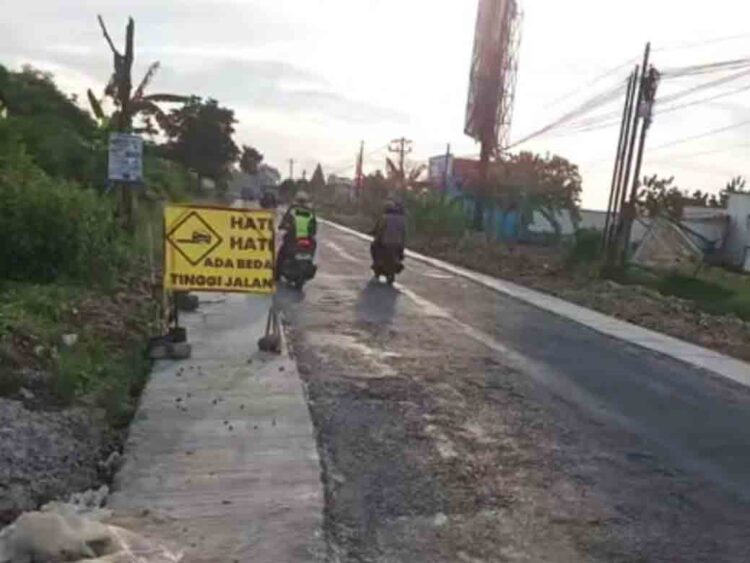 Warga Mengeluh Beton-Aspal Proyek Jalan Pati-Grobogan Beda Ketinggian