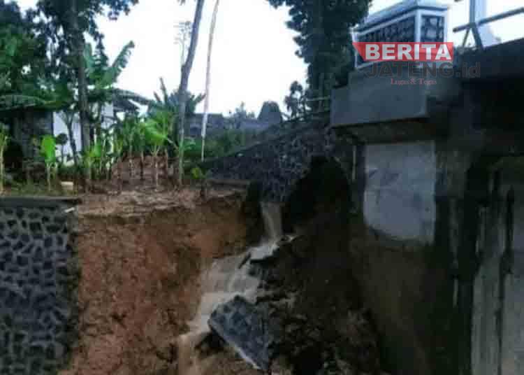 Proyek Jembatan Rp1,8 Miliar di Pati Ambrol Sebelum Diresmikan, Ini Penyebabnya 1 Proyek Jembatan Rp1,8 Miliar di Pati Ambrol Sebelum Diresmikan, Ini Penyebabnya