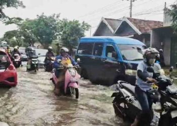 Pantura Pati-Rembang Direndam Banjir, Arus Lalu Lintas Macet 4 Pantura Pati-Rembang Direndam Banjir, Arus Lalu Lintas Macet