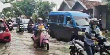 Pantura Pati-Rembang Direndam Banjir, Arus Lalu Lintas Macet 9 Pantura Pati-Rembang Direndam Banjir, Arus Lalu Lintas Macet