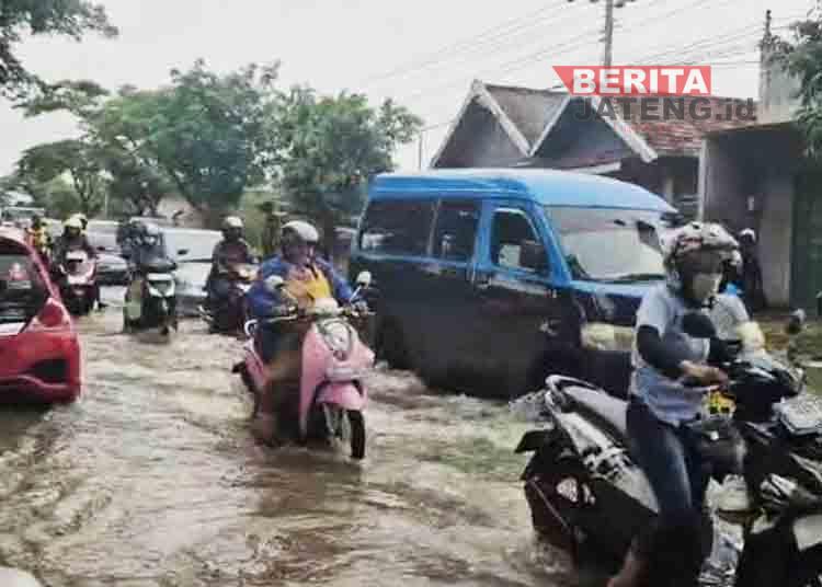 Pantura Pati-Rembang Direndam Banjir, Arus Lalu Lintas Macet 1 Pantura Pati-Rembang Direndam Banjir, Arus Lalu Lintas Macet