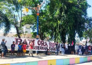 Ratusan Warga Pati Gelar Aksi di Alun-alun Juwana, Ini Tuntutannya 6 Ratusan Warga Pati Gelar Aksi di Alun-alun Juwana, Ini Tuntutannya
