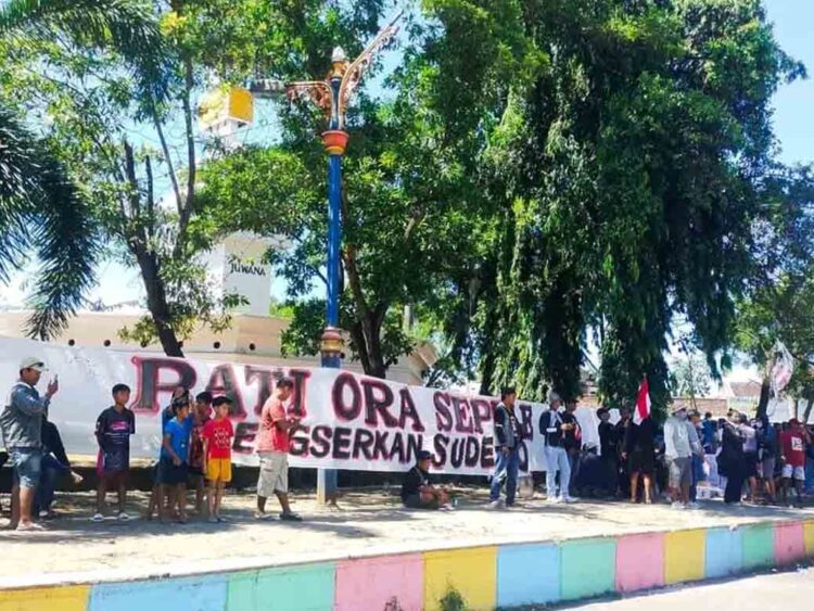 Ratusan Warga Pati Gelar Aksi di Alun-alun Juwana, Ini Tuntutannya