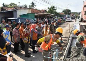 Bupati Pekalongan Dampingi Gubernur Tinjau Proyek Jalan Kajen-Wiradesa