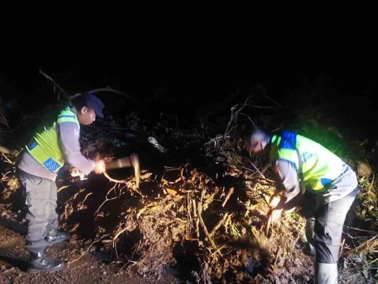 Hujan Deras, Jalur Utama Antar Kecamatan di Pekalongan Sempat Tertutup Longsor