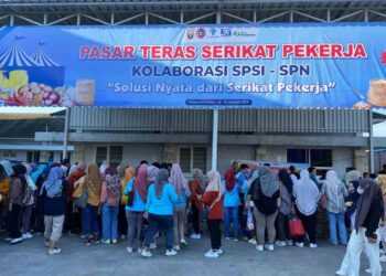 Dintapan-Serikat Pekerja Rembang Gelar Pasar Murah untuk Ribuan Buruh Pabrik 7 Dintapan-Serikat Pekerja Rembang Gelar Pasar Murah untuk Ribuan Buruh Pabrik