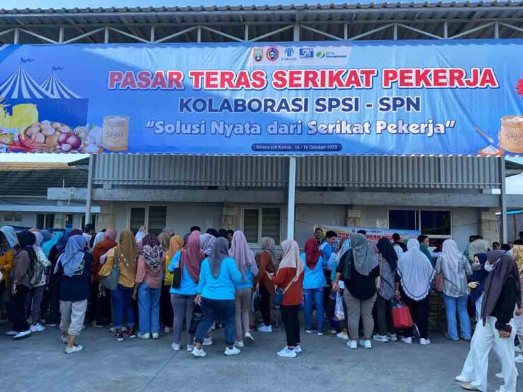 Dintapan-Serikat Pekerja Rembang Gelar Pasar Murah untuk Ribuan Buruh Pabrik 1 Dintapan-Serikat Pekerja Rembang Gelar Pasar Murah untuk Ribuan Buruh Pabrik