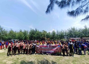 Raih Adiwiyata Provinsi, SMPN 2 Pancur Rembang Bersih-bersih Pantai Layur