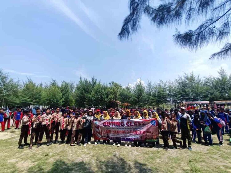 Raih Adiwiyata Provinsi, SMPN 2 Pancur Rembang Bersih-bersih Pantai Layur