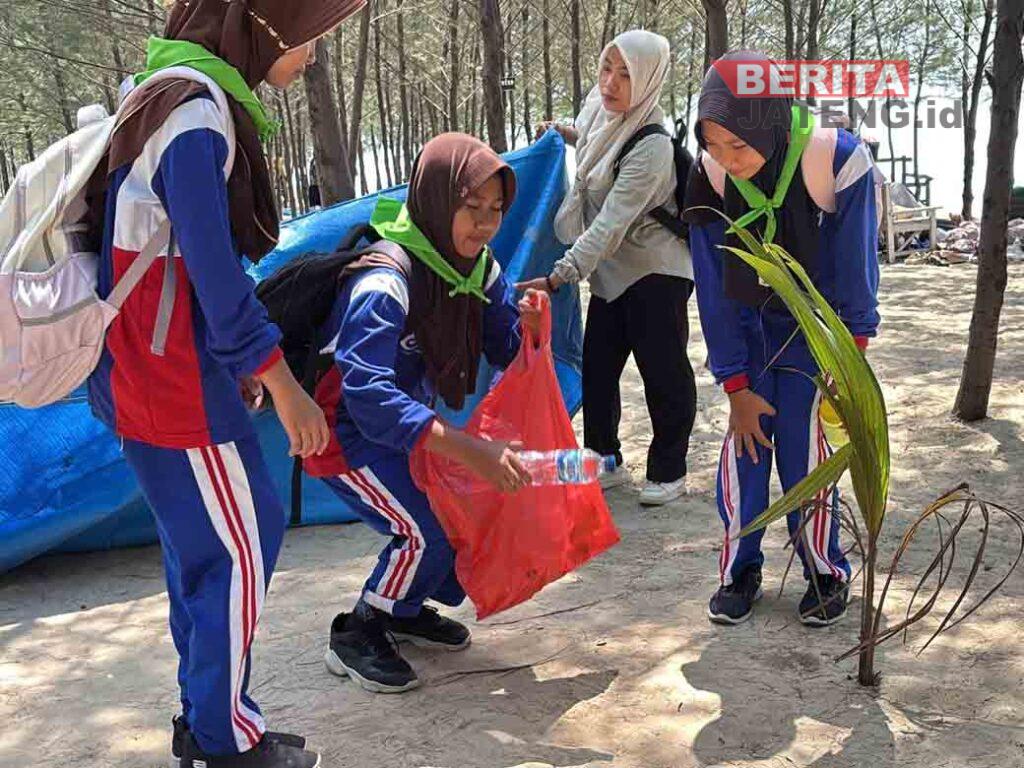 Raih Adiwiyata Provinsi, SMPN 2 Pancur Rembang Bersih-bersih Pantai Layur 2 Rembang1 3