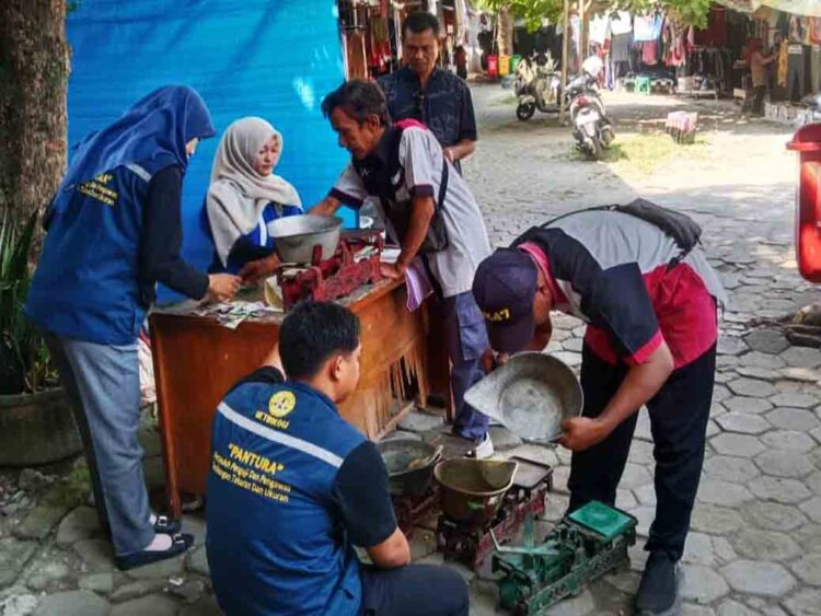 Pastikan Timbangan Akurat, UPT Metrologi Legal Rembang Gelar Tera Ulang di 15 Pasar 1 Pastikan Timbangan Akurat, UPT Metrologi Legal Rembang Gelar Tera Ulang di 15 Pasar