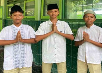 Siswa SMPN 1 Kaliori Rembang Pakai Baju Khas Santri di Momen Hari Santri 7 Siswa SMPN 1 Kaliori Rembang Pakai Baju Khas Santri di Momen Hari Santri