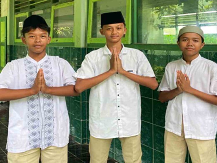 Siswa SMPN 1 Kaliori Rembang Pakai Baju Khas Santri di Momen Hari Santri 1 Siswa SMPN 1 Kaliori Rembang Pakai Baju Khas Santri di Momen Hari Santri