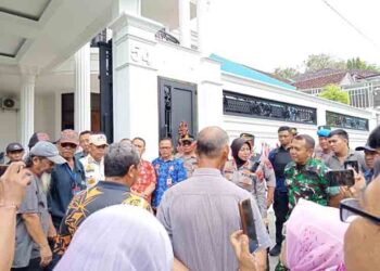 Tagih Janji, Ratusan Nasabah BLN Salatiga Kembali Datangi Rumah Pimpinan