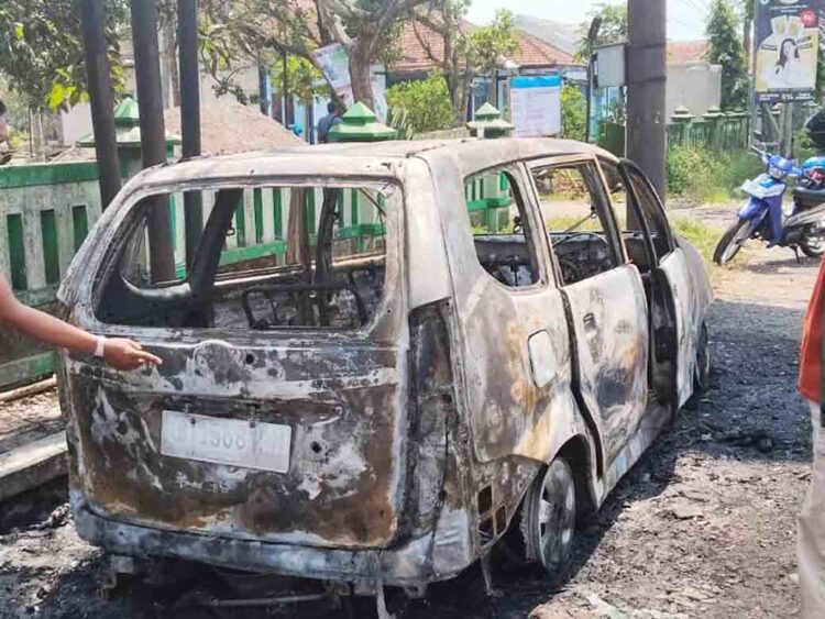 Mobil Avanza Hangus Terbakar di Salatiga, Ini Penyebabnya