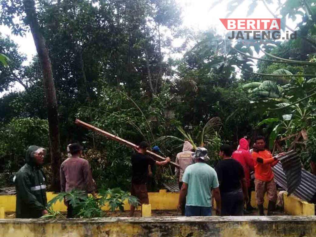 Angin Puting Beliung Menerjang Bendosari Salatiga, 10 Rumah Rusak 1 Salatiga1 3