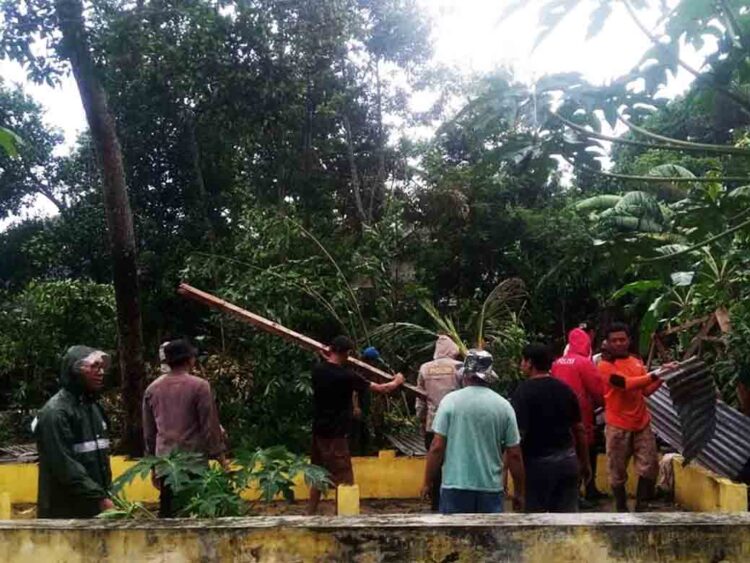 Angin Puting Beliung Menerjang Bendosari Salatiga, 10 Rumah Rusak 1 Angin Puting Beliung Menerjang Bendosari Salatiga, 10 Rumah Rusak