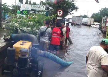 Semarang Dilanda Banjir Usai Hujan 2 Hari, Seluruh Pompa Dikerahkan 6 Semarang Dilanda Banjir Usai Hujan 2 Hari, Seluruh Pompa Dikerahkan