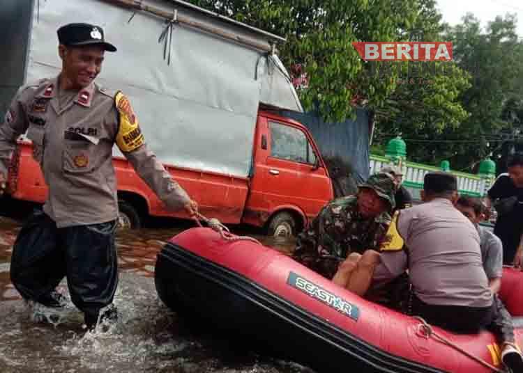 Arus Lalu Lintas Pantura Demak-Semarang Dialihkan Akibat Banjir di Kaligawe 1 Arus Lalu Lintas Pantura Demak-Semarang Dialihkan Akibat Banjir di Kaligawe