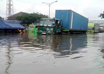 Sempat Surut, Banjir di Kaligawe Semarang Kembali Tinggi Hingga 90 Cm 4 Sempat Surut, Banjir di Kaligawe Semarang Kembali Tinggi Hingga 90 Cm
