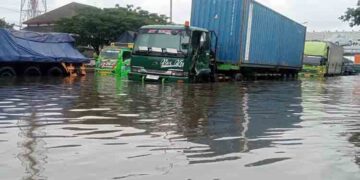 Sempat Surut, Banjir di Kaligawe Semarang Kembali Tinggi Hingga 90 Cm 9 Sempat Surut, Banjir di Kaligawe Semarang Kembali Tinggi Hingga 90 Cm