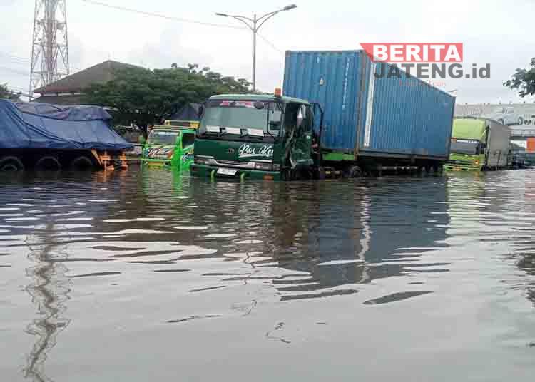 Sempat Surut, Banjir di Kaligawe Semarang Kembali Tinggi Hingga 90 Cm 1 Sempat Surut, Banjir di Kaligawe Semarang Kembali Tinggi Hingga 90 Cm