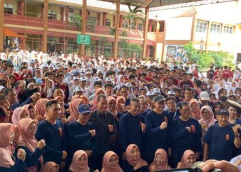 Mendikdasmen Abdul Mu’ti Nyanyi Lagu Ibu Bersama Siswa di Kudus