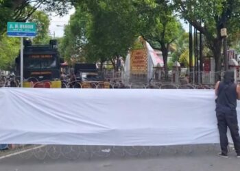 Gedung DPRD Pati Dikelilingi Kawat Berduri Jelang Sidang Paripurna Pansus Hak Angket 4 Gedung DPRD Pati Dikelilingi Kawat Berduri Jelang Sidang Paripurna Pansus Hak Angket