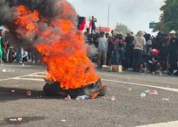 Ban Dibakar saat Sidang Paripurna Pansus Hak Angket DPRD Pati Berlangsung 4 Ban Dibakar saat Sidang Paripurna Pansus Hak Angket DPRD Pati Berlangsung