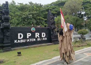 Aksi Jalan Kaki Miring, Aktivis Blora Tuntut Transparansi Anggaran DPRD