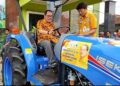 Firman Soebagyo Serahkan Bantuan Alsintan ke Petani Blora