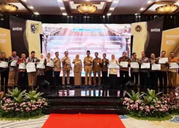 Bupati Eisti’anah Beri Penghargaan ke ASN Demak Berprestasi