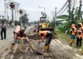 Antisipasi Laka, Tumpukan Tanah di Pinggir Jalan Kendal Dibersihkan