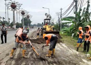 Antisipasi Laka, Tumpukan Tanah di Pinggir Jalan Kendal Dibersihkan