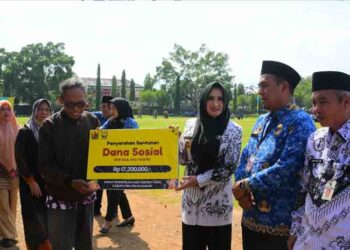Apresiasi Pendidik, Bupati Pekalongan Serahkan Bantuan di Momen HGN