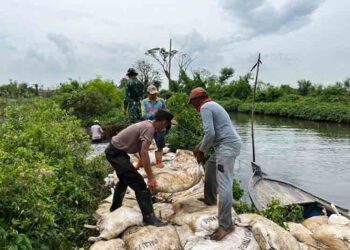 Jebol, Tanggul Sungai Silempeng Pekalongan Ditutup Karung Berisi Tanah