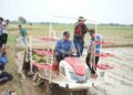 Dorong Regenerasi Petani, Dua Alsintan Modern Diuji Coba di Waru Rembang 12 Dorong Regenerasi Petani, Dua Alsintan Modern Diuji Coba di Waru Rembang