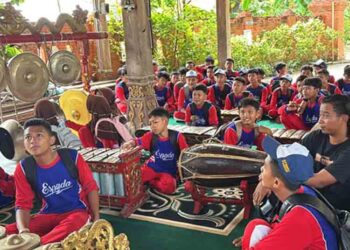 Siswa SMPN 2 Pancur Belajar Batik, Tari, dan Karawitan di Kawasan Wisata Deswita Sendangasri