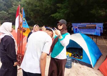 17 Anggota OSIS SMP Islam An-Nawawiyyah Ikuti LDK di Pantai Indah Layur