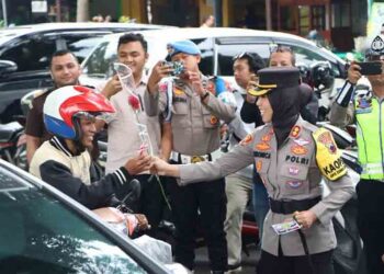 Operasi Zebra Candi di Salatiga, Pengendara yang Tertib dapat Bunga dan Coklat