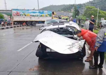 Rem Blong, Truk Tabrak 4 Mobil di Exit Tol Bawen Semarang